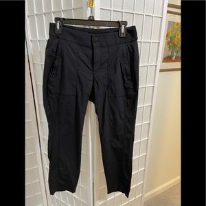 Athleta Trekkie Crop Pant. Black. Size 4